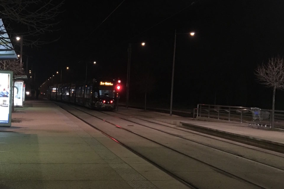 F_Desouche's tweet image. Montpellier (34) : suivi après un trajet en tramway, un couple ciblé par une tentative de vol avec violence. Deux suspects arrêtés dont un Algérien sous OQTF

 fdesouche.com/2025/12/26/mon…
