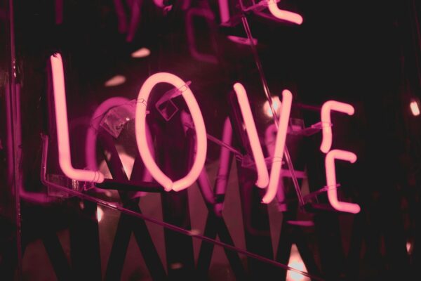 In een tijd waarin content overvloedig is en aandacht vluchtig, wint verbondenheid aan waarde. Merken die erin slagen om échte communities op te bouwen rond gedeelde passies, zetten een belangrijke stap richting lovebrand. ow.ly/BsZl50Xyc5e