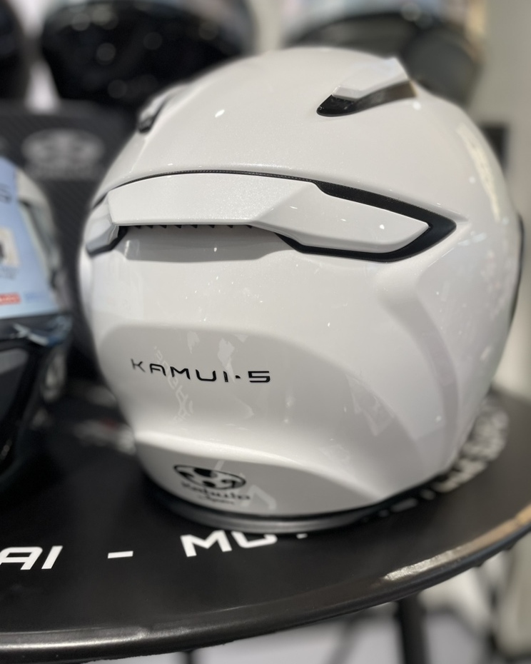 naps_tokai's tweet image. #ナップス春日井店 です💁‍♀️💕

#OGK #KAMUI5 新入荷✨

旧作のカムイ3と比べると...
なるほど～～～

新ベンチレーションシステムで
「空気の抜け」をしっかり体感🍃
新型内装で「包み込む」ような感覚☺️
シールド開口部もさらに「広い視野」🤓

新作が出たおかげで
#KAMUI3 安くなってます！！！