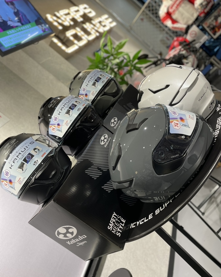 naps_tokai's tweet image. #ナップス春日井店 です💁‍♀️💕

#OGK #KAMUI5 新入荷✨

旧作のカムイ3と比べると...
なるほど～～～

新ベンチレーションシステムで
「空気の抜け」をしっかり体感🍃
新型内装で「包み込む」ような感覚☺️
シールド開口部もさらに「広い視野」🤓

新作が出たおかげで
#KAMUI3 安くなってます！！！