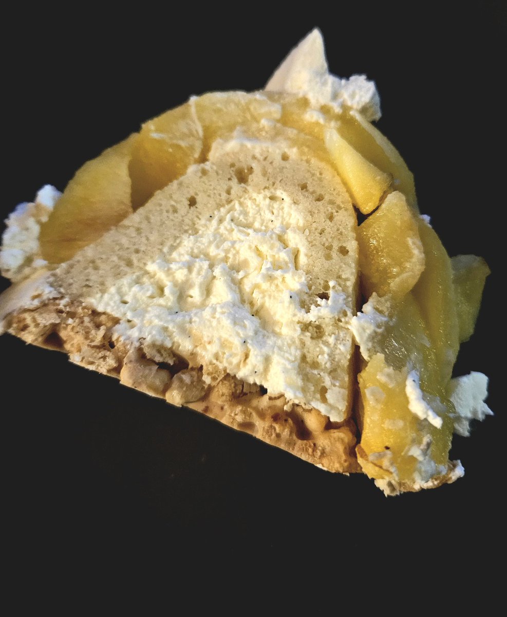 Bon on s'en fout mais voici la bûche que j'avais fait pour Noël 😅.
Façon tarte tatin aux pommes, je me suis amusée à l'étape du montage des pommes pour faire un truc jolie 🙃, biscuit Joconde amande, mousse vanille et croustillant riz soufflé/chocolat/praliné. 
Excellente 😋