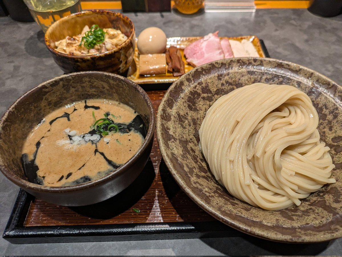 遷　池袋
特製黒つけ麺+ミニ炙りチャーマヨ飯

すでに行列ができる新店です✨
お洒落すぎる店内に映え意識な見た目👀
濃厚ながらもくどくない、マー油がガツンと効いたスープは万人受けする美味しさ🔥
🐥肉は微妙でしたが🐷チャはうまい
大盛り無料ですがそれでも300g以下なので、腹ペコはご飯もの必須