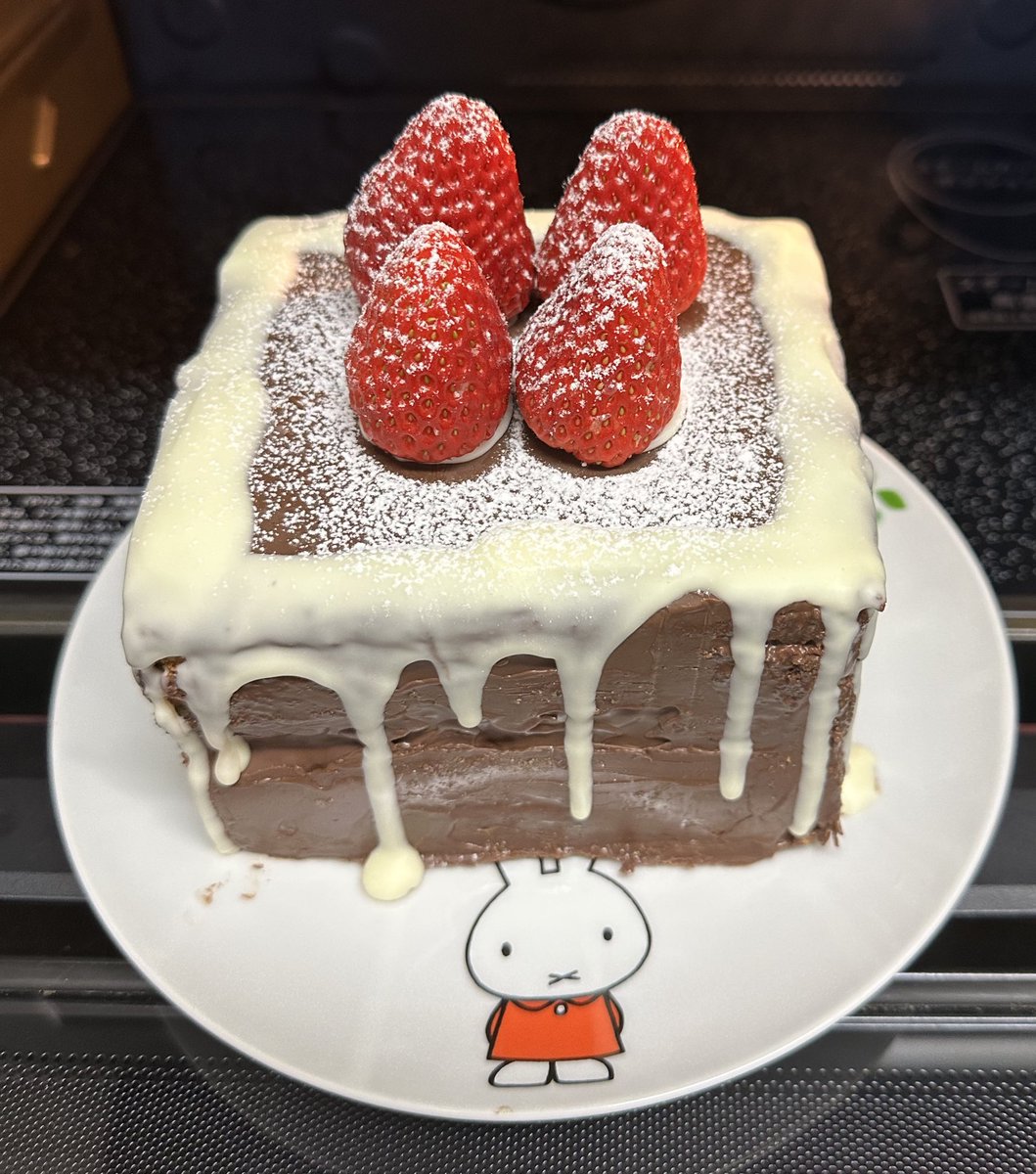昨日仕事から帰って完成させたケーキ🎂作るだけで疲れてしまいまだ食べてない🌀