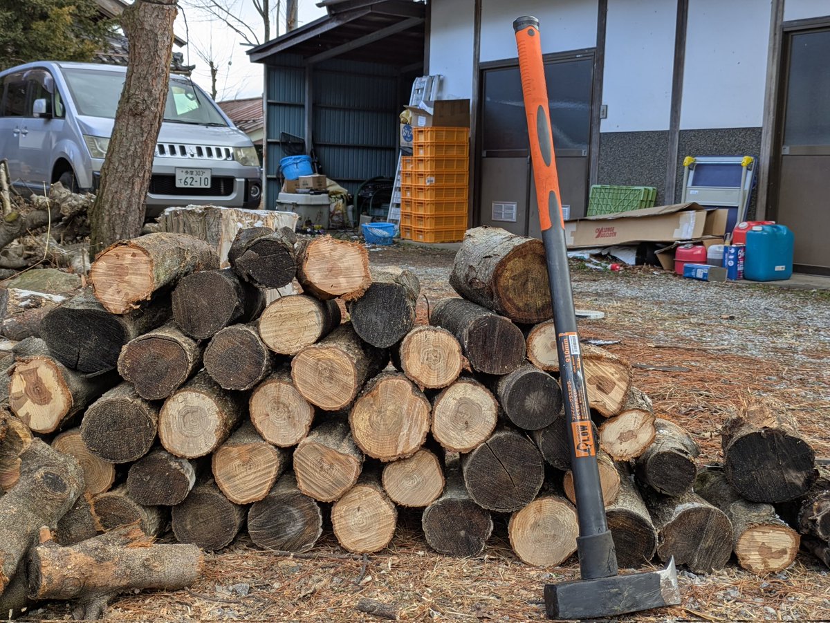 asobitogear's tweet photo. 玉切りと薪割り
リンゴ、ナラ、サクラをパカーンと。 https://t.co/dT5MEkpvhE