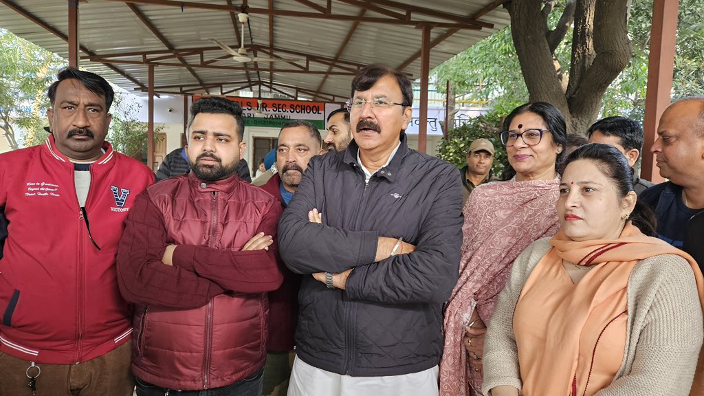 आज गवर्नमेंट गर्ल्स हायर सेकेंडरी स्कूल, रिहाड़ी में आयोजित ड्राइंग प्रतियोगिता एवं पुरस्कार वितरण कार्यक्रम में सम्मिलित हुआ एवं प्रतिभागी छात्राओं को आगे भी इसी तरह अपनी प्रतिभा निखारने के लिए प्रोत्साहित किया।
#Jammu_West