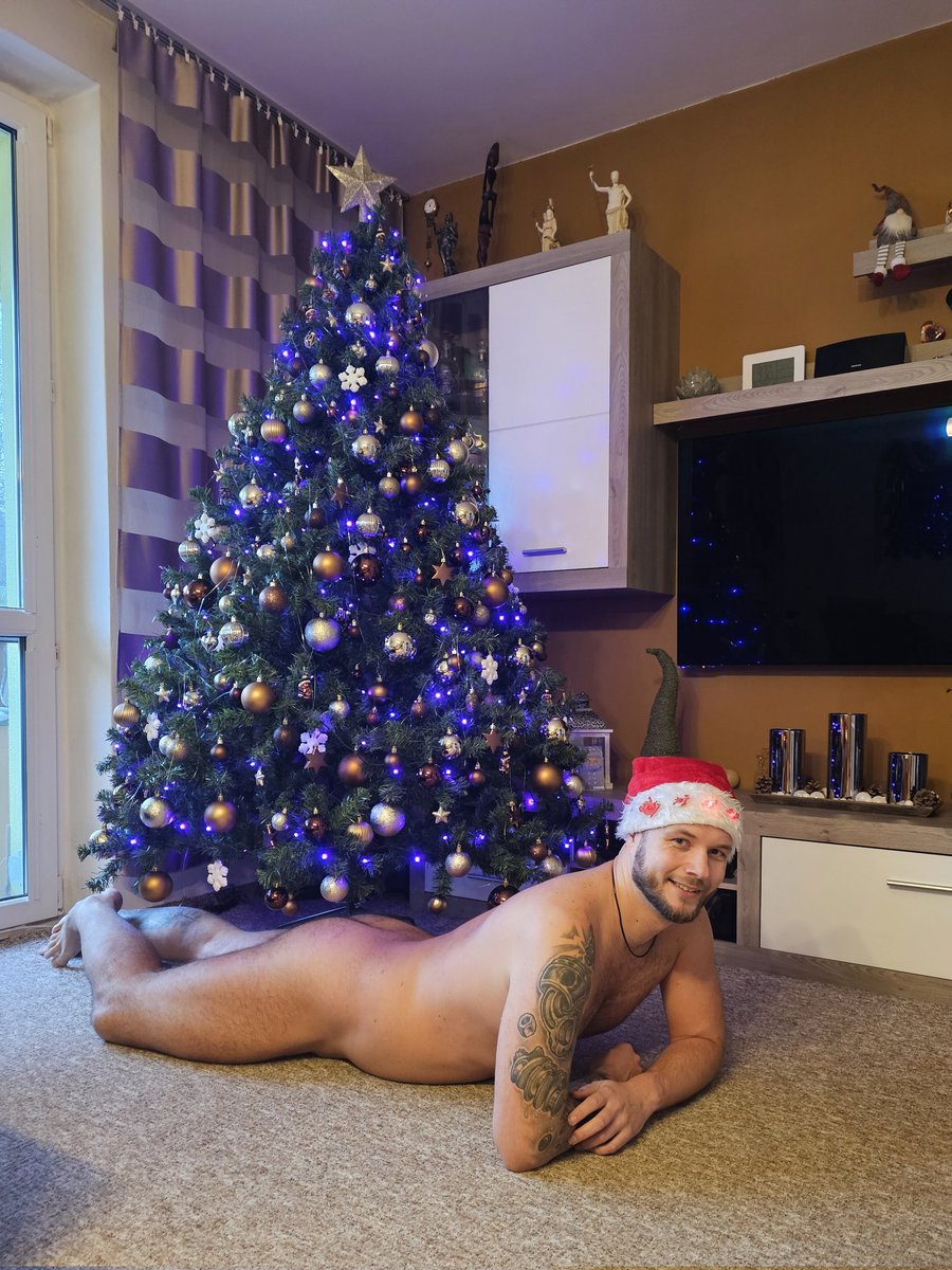 kubi_czech's tweet photo. Merry Christmas
.
.
#MerryChristmas #naked #nude #butt #nakedpresent https://t.co/uSPLqiBQdl