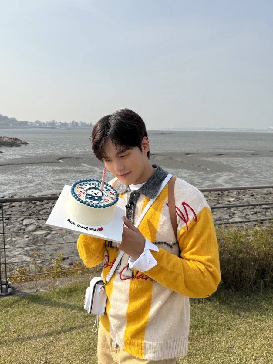 OfficialMONSTAX's tweet image. 📸
251226 #몬스타엑스 #민혁
한국관광공사TV #나를따르릉 EP.7

민혁의 질주 본능 💨
시흥 오이도에서
등대와 갯벌도 구경하고
즐거운 게임도 했어요 🏀
몬베베! 나를 따르릉 🚴‍♂️

#MINHYUK 
#MONSTAX #MONSTA_X