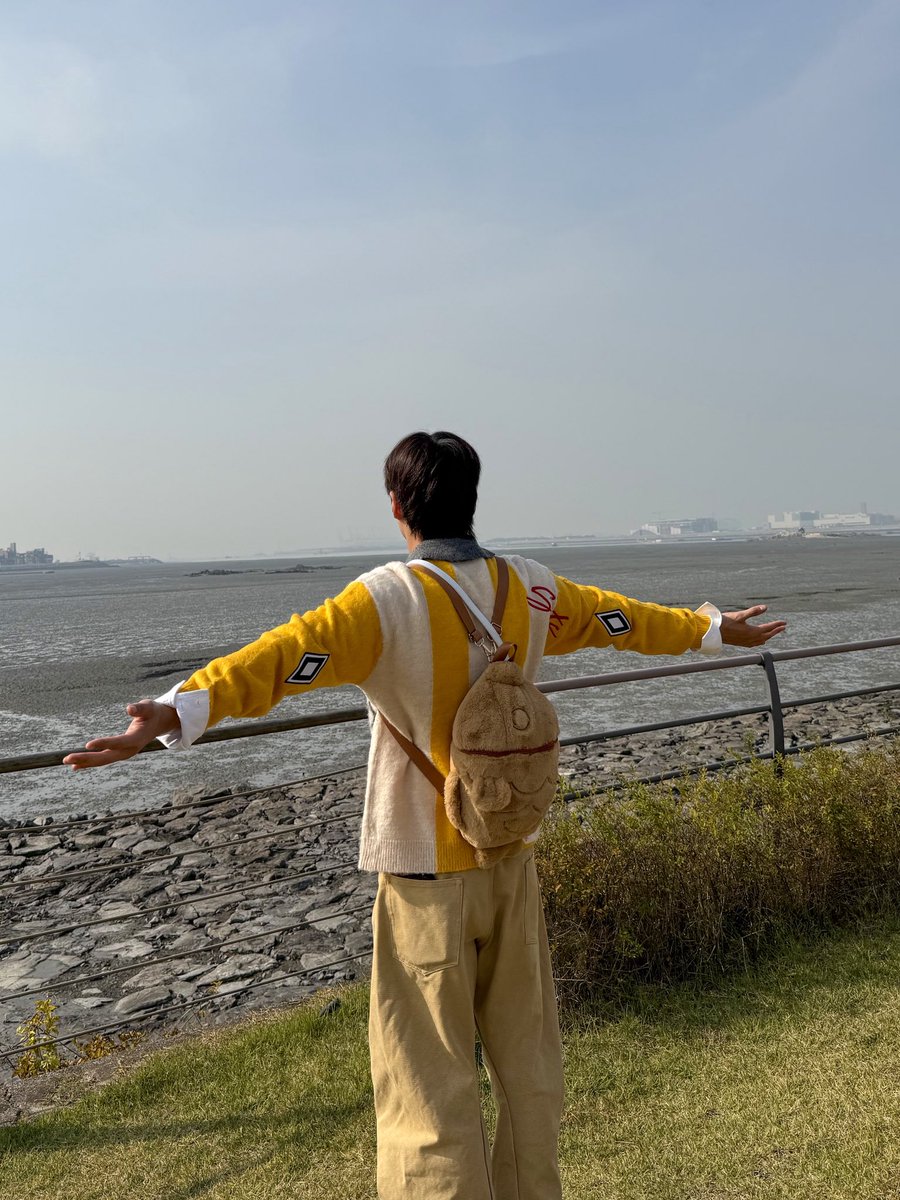 OfficialMONSTAX's tweet image. 📸
251226 #몬스타엑스 #민혁
한국관광공사TV #나를따르릉 EP.7

민혁의 질주 본능 💨
시흥 오이도에서
등대와 갯벌도 구경하고
즐거운 게임도 했어요 🏀
몬베베! 나를 따르릉 🚴‍♂️

#MINHYUK 
#MONSTAX #MONSTA_X