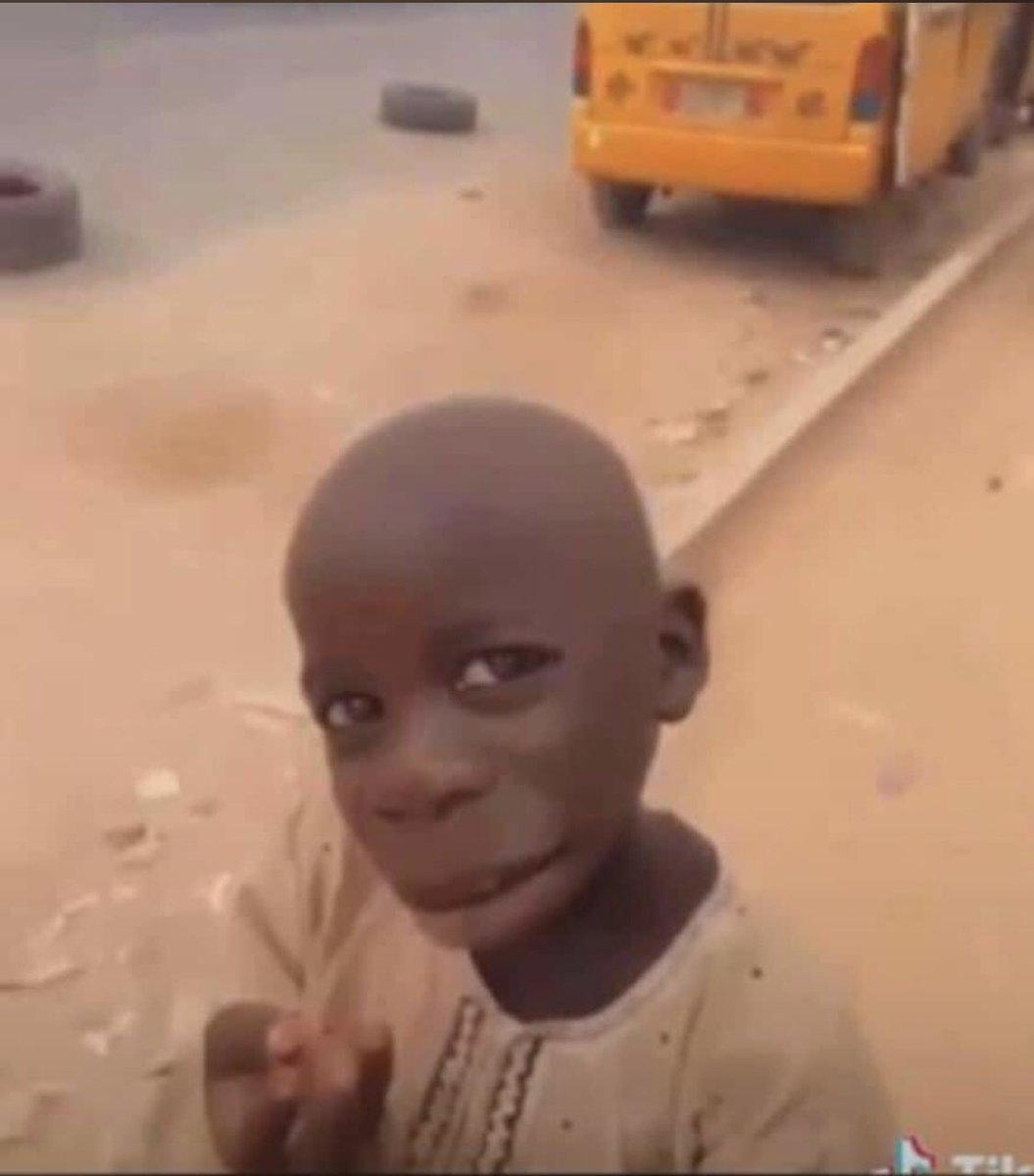 AmberRayz's tweet image. Me: *eating

My white shirt: let me taste it