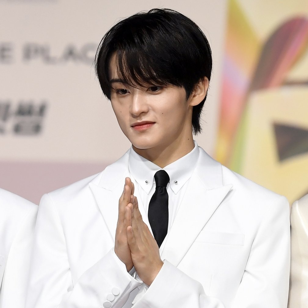 엔시티드림 마크, 귀엽게 브이

tenasia.com/music/20251226… (📸)

그룹 엔시티드림(NCT DREAM) 마크(Mark)가 25일 인천 영종도 인스파이어 아레나에서 열린 '2025 SBS 가요대전' 레드카펫 행사에 참석하고 있다.

#Mark #マーク #NCTDREAM #エヌシーティー・ドリーム #2025SBSGAYODAEJEON