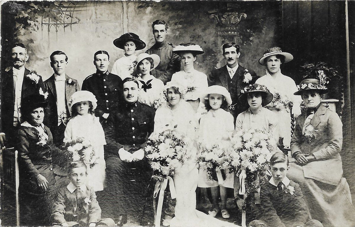 🔔Happy Boxing Day 💒
This #WWI era #Wedding pic has it all, lovely outfits, fabulous #Hats, gorgeous flowers &amp; some very smart gents in their #Military uniforms😍
No printing or writing, a gift from a friend😊#OldPostcards #OldPhotos #FamilyHistory 💒🔔