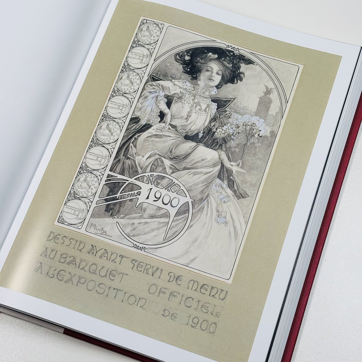 iskusstvo_shop's tweet image. ミュシャが描いた1900年のパリ万博公式晩餐メニューのデザイン下絵