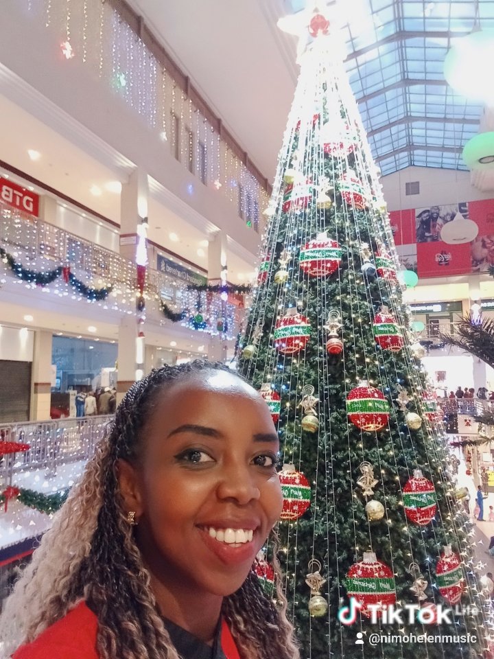 NimoHelenMusic's tweet photo. Christmas tree, Christmas lights #MerryChristmas2025 #Christmas #happymoments https://t.co/eR9A6Ey2rN