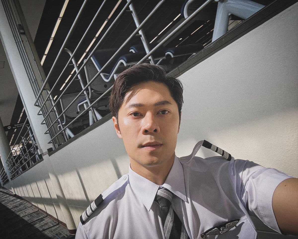 SuiteAndUniform's tweet photo. #handsom #Pilot https://t.co/VQhiWLX3HC
