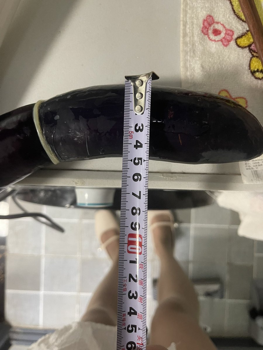 去超市挑了一根茄子，粗度正合适，抹了润滑油以后慢慢的就塞进去了，长度大概15-16cm就是我直肠的位置了，粗度有机会的话再慢慢从5cm扩张到更大把