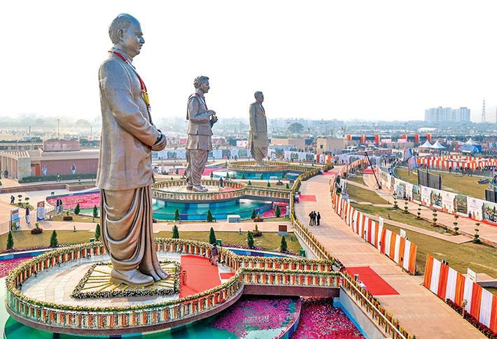 बसपा -सपा के शासनकाल में लगी मूर्तियाँ और इन मूर्तियों का एक Caste Census होना चाहिए।

रिज़ल्ट हमें मालूम है। 

ख़ैर इन लोगों का योगदान क्या हैं?

कोई संविधान समीक्षा समिति का गठन करवा रहे थे, तो कोई जिन्ना के साथ मिल कर सरकार चला रहा था!