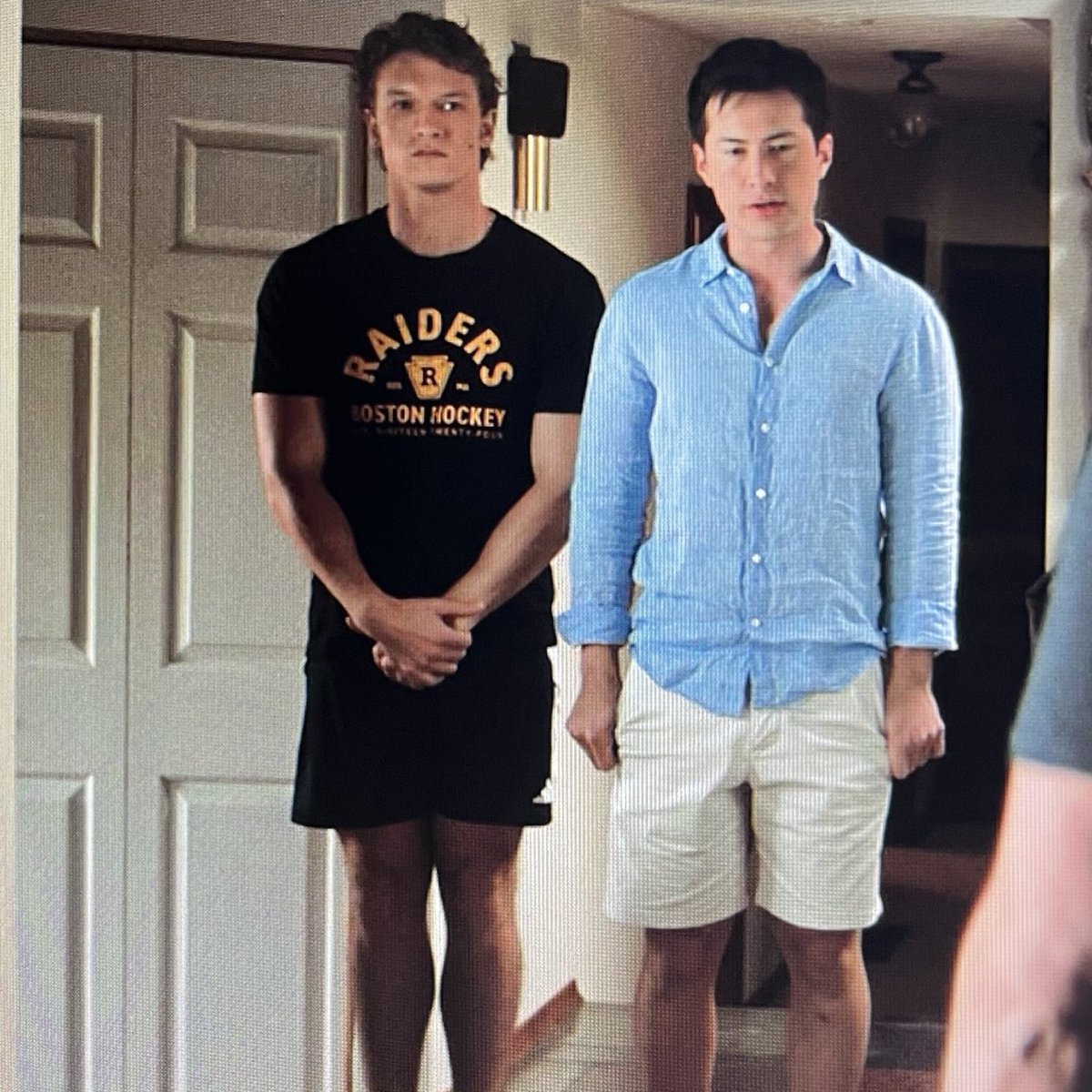 - мам пап знакомтесь это илья
- проходи, илюша, поужинай с нами
- ма па илья сыт 
- илюша не ссы садись кушай