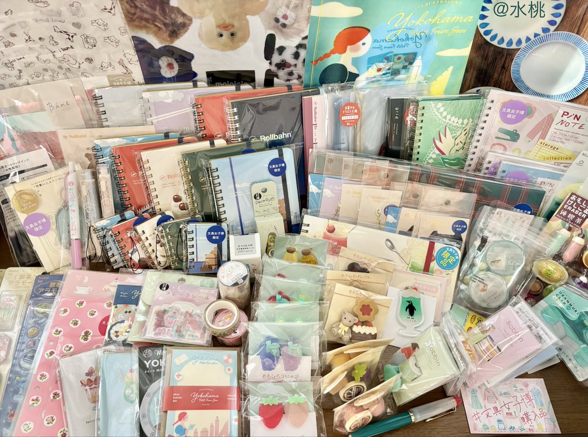 wood_beans's tweet photo. 毎年参戦している文具女子博。
購入品タグを付けるのは初めて。

毎年プレミアムタイムですが、
今年は最前列に👀

クリームソーダの万年筆とカスタムロルバーンが作れたし、
プチログジャーナルにBineのオーロラも✨

#文具女子博購入品
#文具女子博2025 
#文具女子博オリジナルグッズ
#万年筆buffet https://t.co/hxmQ19AxNC