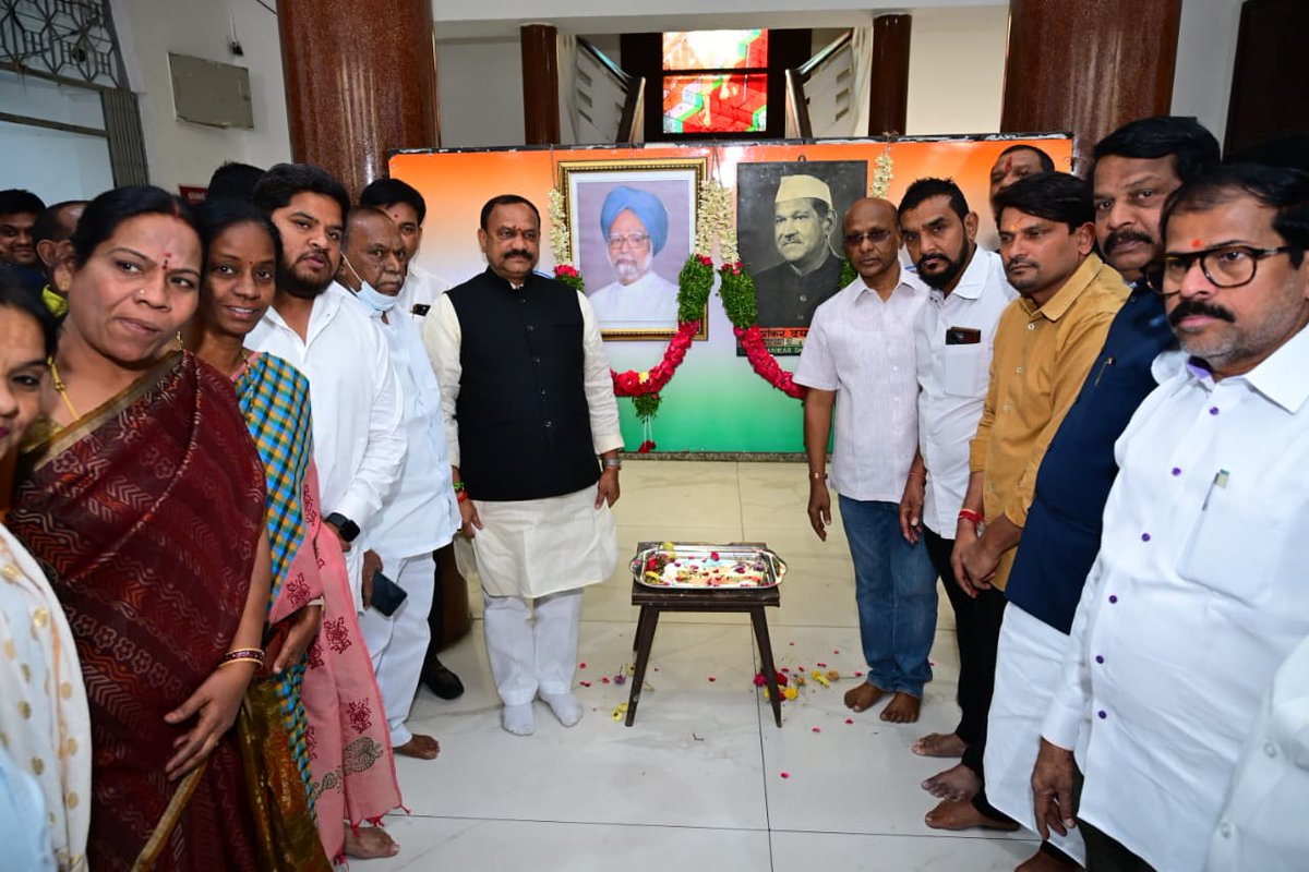 INCTelangana's tweet image. గాంధీ భవన్ లో మాజీ రాష్ట్రపతి శంకర్ దయాళ్  శర్మ, మాజీ ప్రధాన మంత్రి మన్మోహన్ సింగ్ గారి వర్ధంతి సందర్భంగా నివాళులు అర్పించిన పీసీసీ అధ్యక్షులు మహేష్ కుమార్ గౌడ్ గారు తదితరులు
@Bmaheshgoud6666
#ManmohanSingh