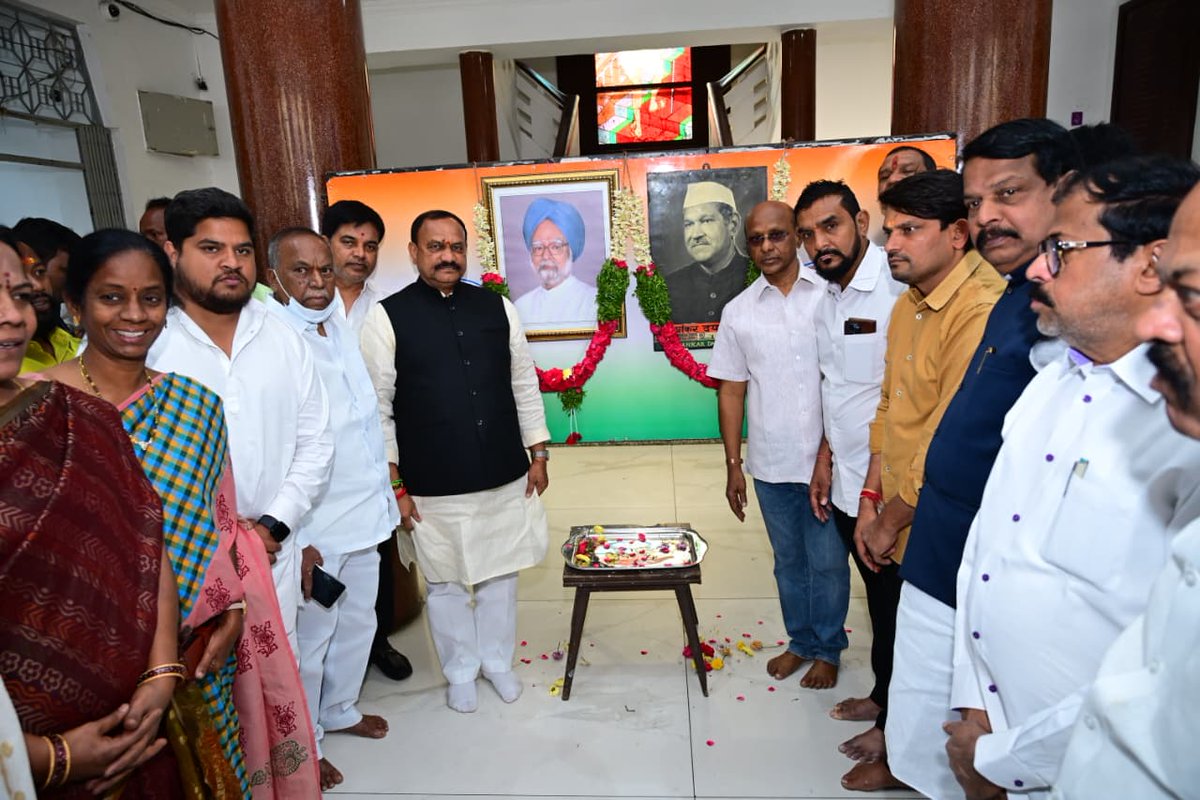 INCTelangana's tweet image. గాంధీ భవన్ లో మాజీ రాష్ట్రపతి శంకర్ దయాళ్  శర్మ, మాజీ ప్రధాన మంత్రి మన్మోహన్ సింగ్ గారి వర్ధంతి సందర్భంగా నివాళులు అర్పించిన పీసీసీ అధ్యక్షులు మహేష్ కుమార్ గౌడ్ గారు తదితరులు
@Bmaheshgoud6666
#ManmohanSingh