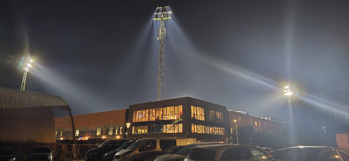 Some early festive floodlight 📸 for #FloodlightFriday taken at the recent <a href="/fcvolendam/">FC Volendam 🔶</a> v <a href="/scgenemuiden/">Sportclub Genemuiden</a> #KNVB 🏆 match. Four fabulous traditional #Floodlights at a delightful stadium.