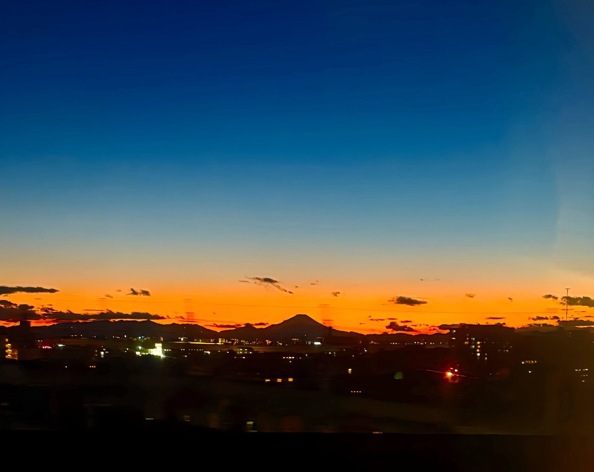 riecchi0211's tweet photo. 大宮過ぎたあたり。
綺麗だったで〜🗻

#富士山 https://t.co/vnUw97vPu5