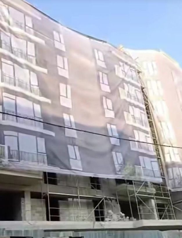 Cumhurbaşkanı Erdoğan'ın ziyareti öncesi, Hatay'da bitmemiş yapılara brandalar asıldığı görüldü. (Antakya Haber)