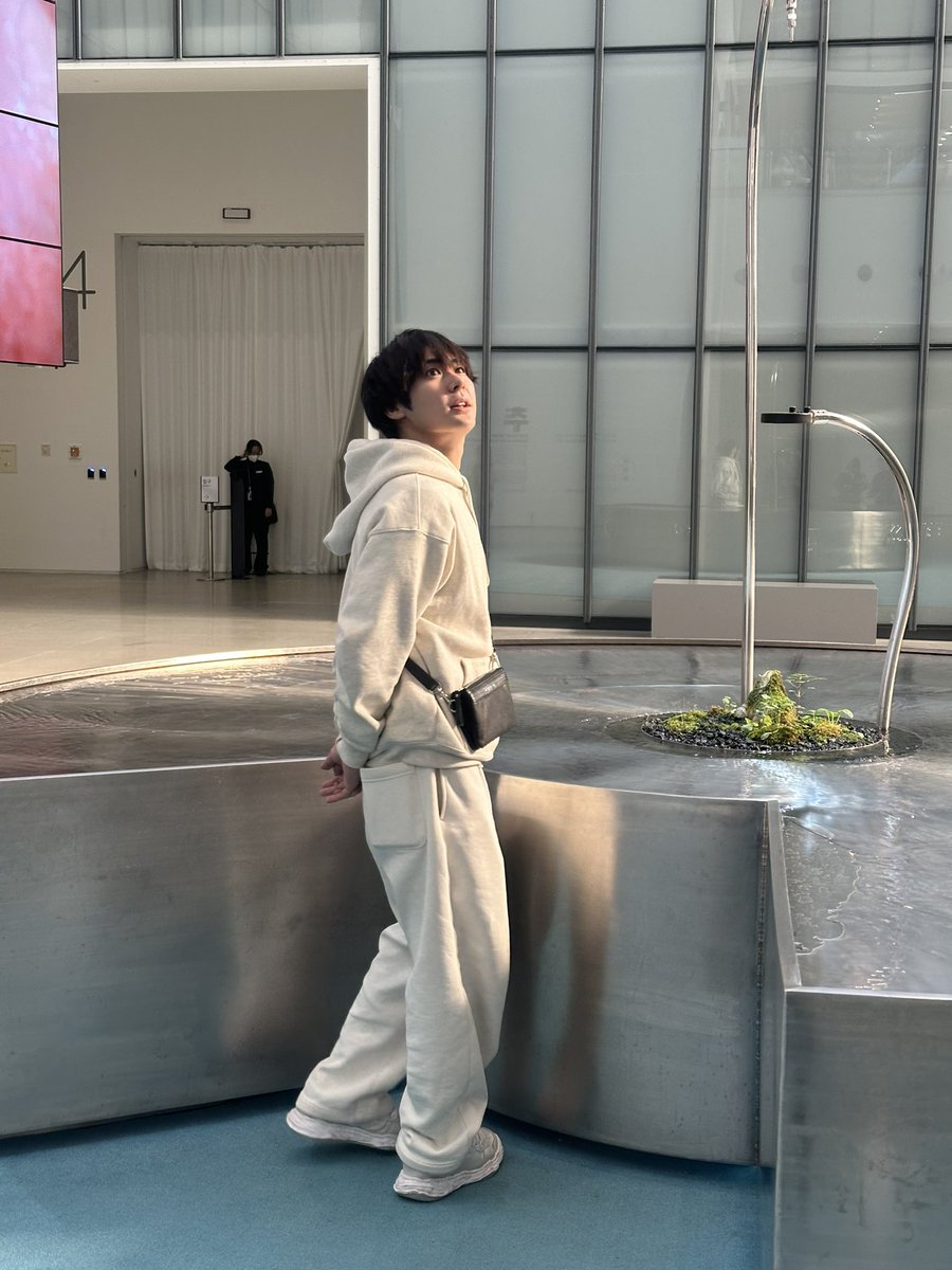 ファンの皆さんが林さんの普段の様子や、展示を見ている姿のほうが気になるかなと思って、私が持っている写真をもう少し載せます。

😉

#フランクフルト林
#林太一