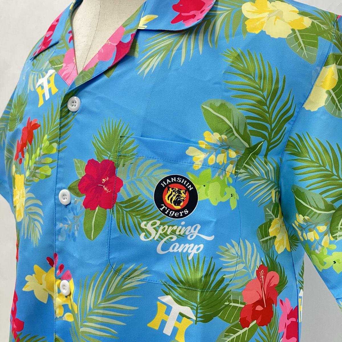Sharp_Mizuno's tweet photo. \🌺2026沖縄キャンプ地 グッズ紹介🌺/

2026/2/1からキャンプ地で販売！
【キャンプアロハシャツ ￥5000(税込み)】

沖縄で１番似合う一着！
お越しの際はぜひお買い求めください🤭

＃阪神タイガース
＃宜野座 https://t.co/pXt9mkICfy