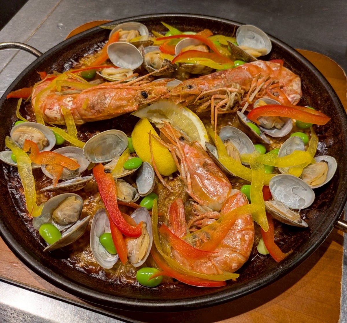 五反田漁師バルです🐟

当店自慢のエビパエリア‼️
甘海老200尾を使った濃厚エビ出汁抽出中🦐
一から火入れして1番2番、3番だしを一生懸命取り出してるので、香りと旨みたっぷりです〜
大満足間違いなし‼️是非食べにきてください〜✨

#五反田 #海鮮 #パエリア #海老パエリア