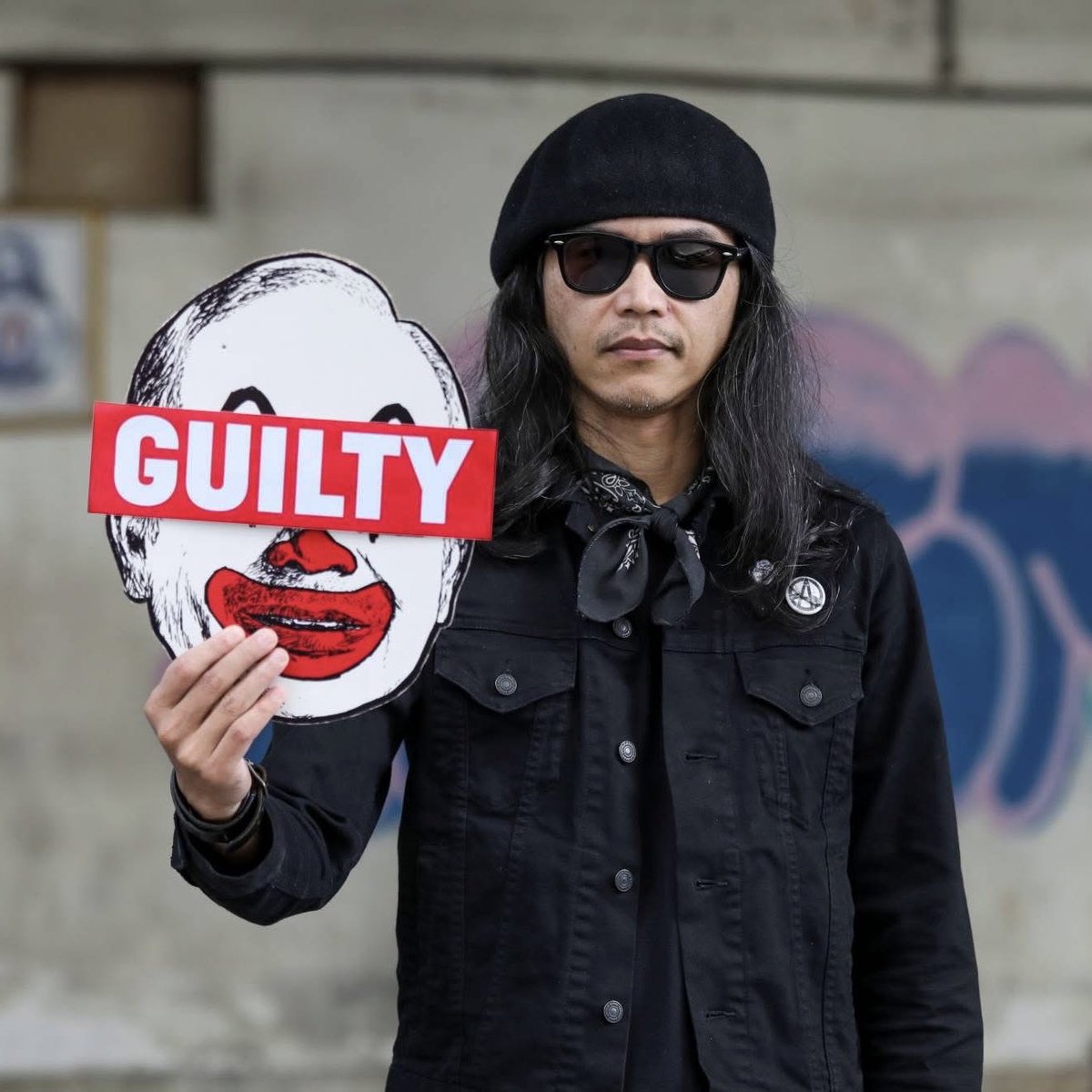 Najib "Badut" Razak didapati bersalah dalam kes 1MDB! Satu kemenangan besar buat semua rakyat jelata yang tidak henti2 melawan korupsi elit pemerintah! 

Sepandai-pandai badut merompak, akhirnya masuk ke dalam juga!