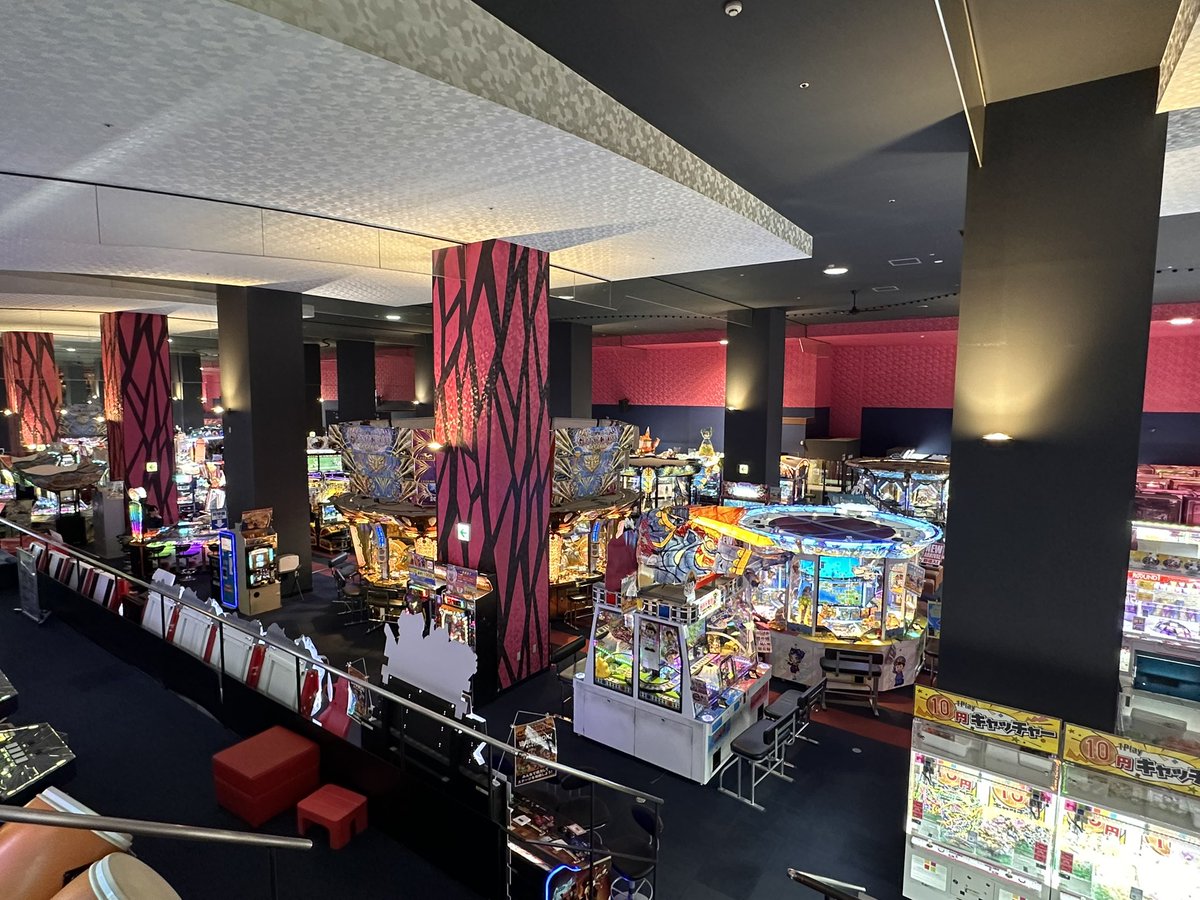 ラウンドワン川崎大師店

1階の奥に広がるメダルコーナー、無駄に大きい機種ばかりでスペース取っててもまだ余裕がありそう

ちょっと古い店舗で謎の懐かしさを感じる
立地はなかなかだけどアクセスはかなり良い