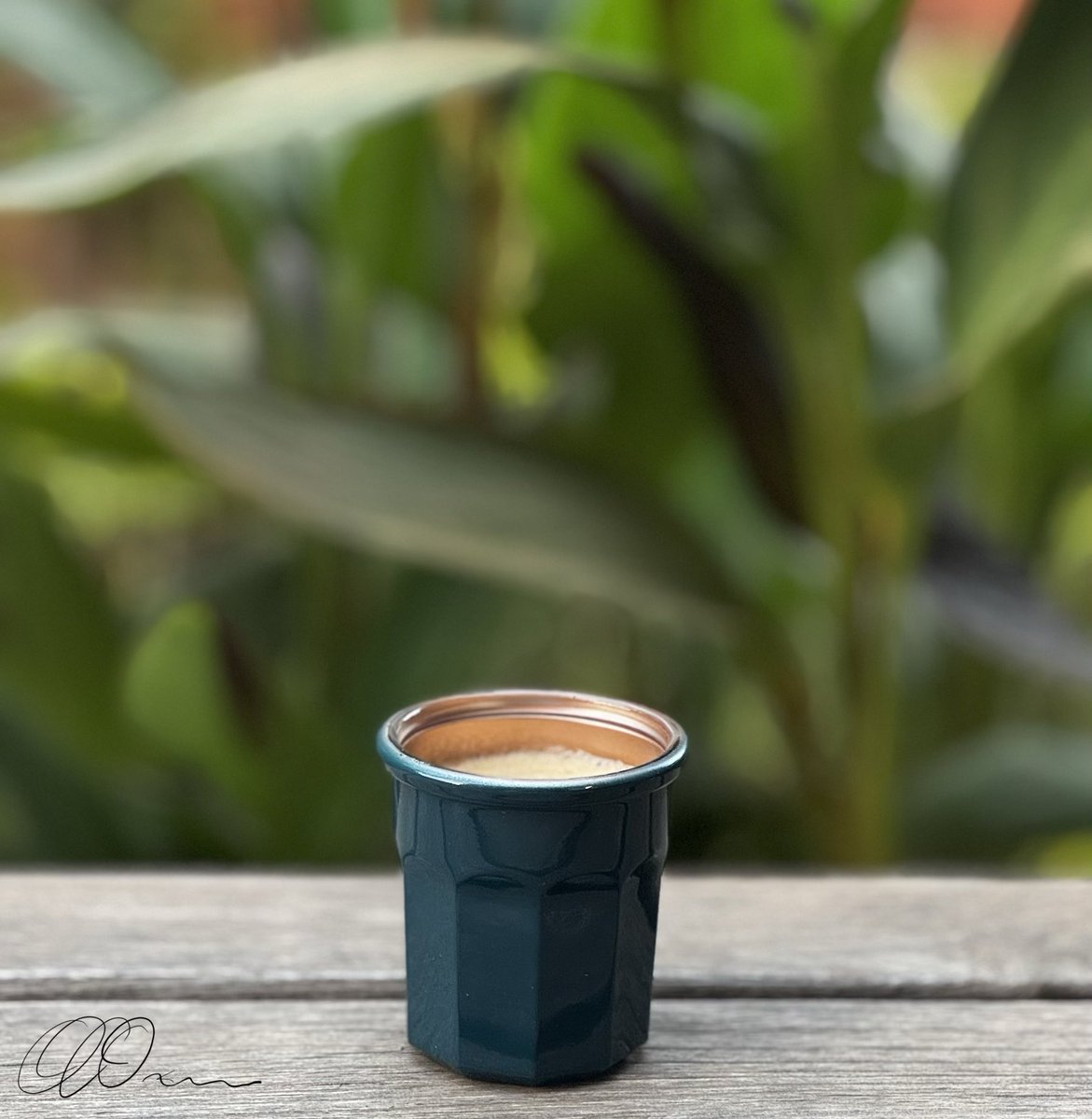 Tu te dis croyant et tu souhaites du mal à autrui, ou pire, tu pries pour le malheur de ton prochain? Tu dois te demander en quoi tu crois, car manifestement il ne s’agit pas de Dieu. 
Sinon, un café est toujours une bonne idée. 
Bon Vendredi.