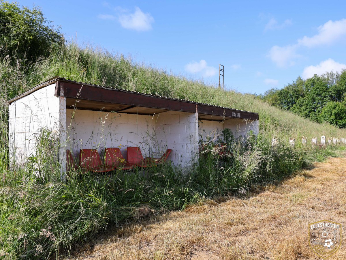stadionautist's tweet photo. Geen goals, geen gezang. Alleen beton, onkruid en stilte. Een verlaten stadion in Wallonië vertelt meer dan de uitslag ooit deed.

👉 https://t.co/VCQe0g20SI

#AuSensFond #LostGround #VerlatenStadions #Groundhopping #België #Belgium #BraineLeComte #FootballHeritage #Stadionautist https://t.co/UXpK8Zrbxe