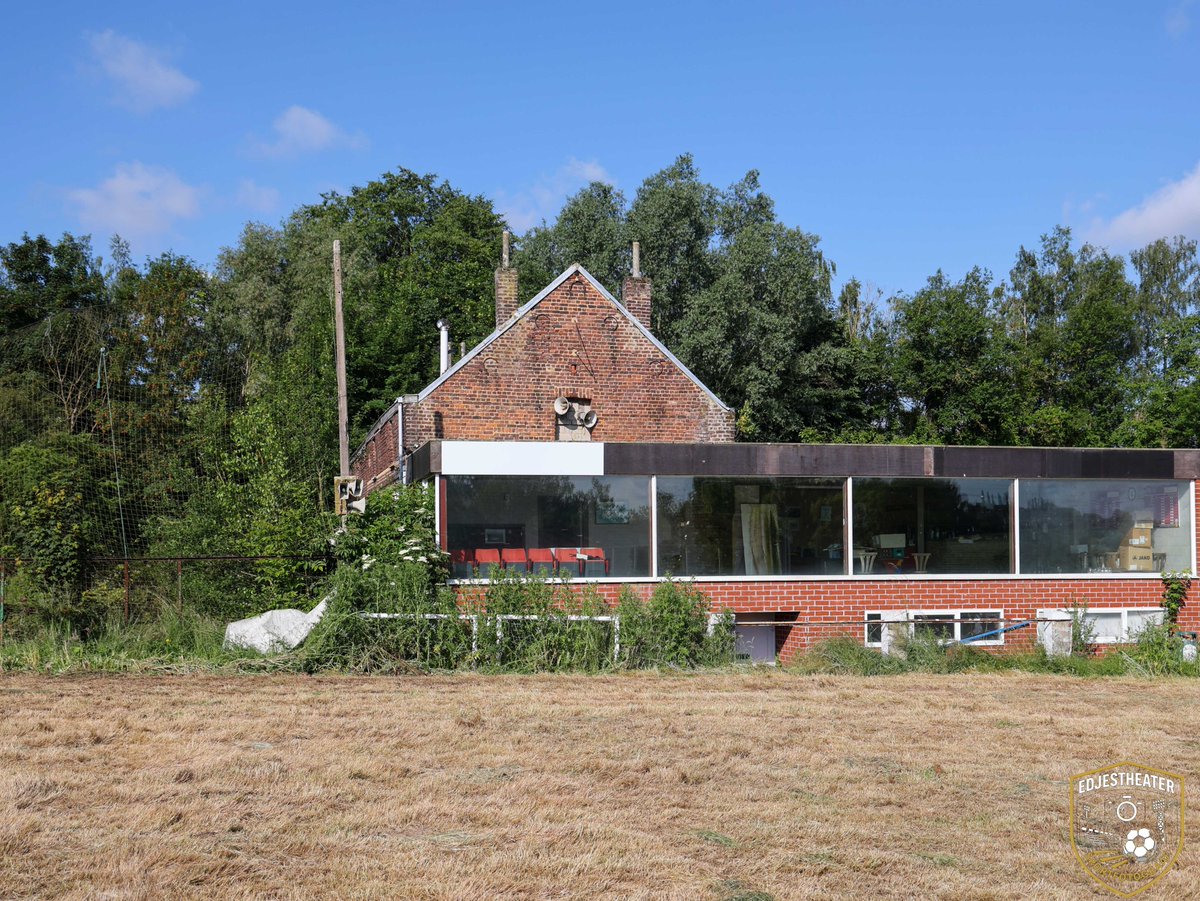 stadionautist's tweet photo. Geen goals, geen gezang. Alleen beton, onkruid en stilte. Een verlaten stadion in Wallonië vertelt meer dan de uitslag ooit deed.

👉 https://t.co/VCQe0g20SI

#AuSensFond #LostGround #VerlatenStadions #Groundhopping #België #Belgium #BraineLeComte #FootballHeritage #Stadionautist https://t.co/UXpK8Zrbxe
