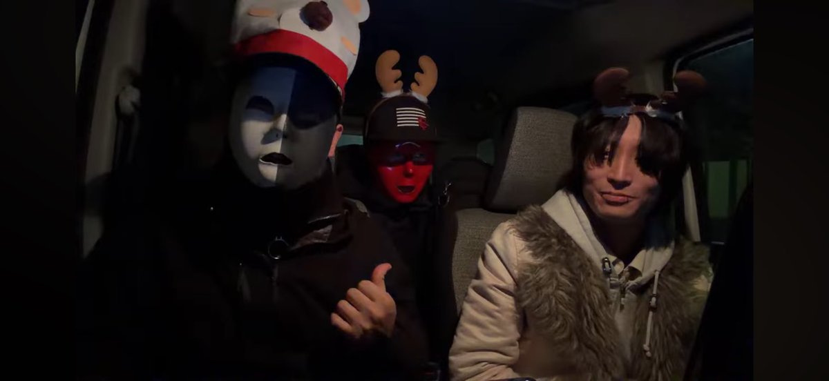 【クロシロプレゼント企画】

クリスマス LIVE配信二日間ありがとうございましたー‼️
今年も皆様のお陰様で寂しくないクリスマスを過ごせました🎄笑

昨日の配信でいきなり決まりましたプレゼント企画ですが
下記画像のプレゼントに僕とテイと初代のサインを書き１名の方にプレゼント致します。