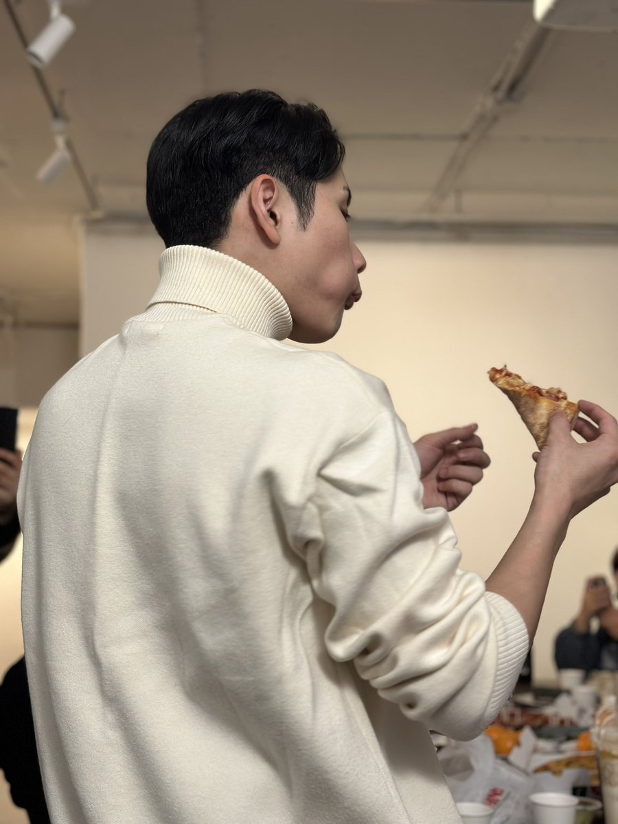 ピザを食べている姿が可愛いです！
ピザを6枚も買ってくださいました 🥹😭
本当に感動です！！こうめさん

#千歲小梅
#こうめ