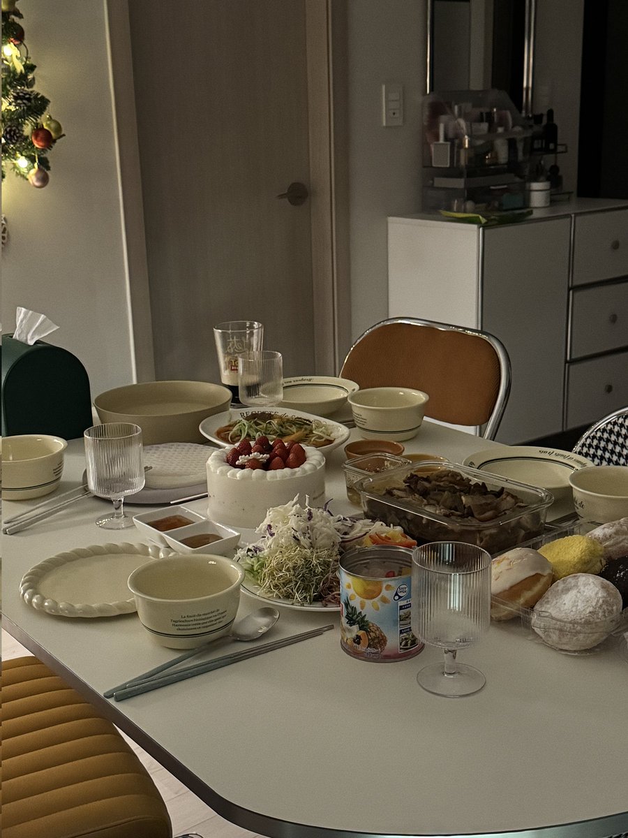 낙규가 찍어준 첫 집들이겸 연말파티 사진☺️
열심히 정리한 보람이 있었음ㅠㅠ