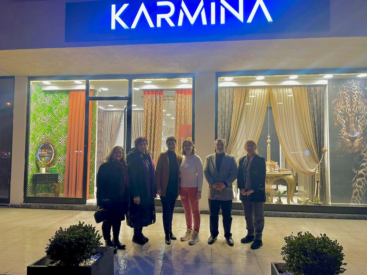 Büyükçekmece İlçe Teşkilatı olarak Mimaroba esnaflarımızdan Karmina Perde'nin Sahibi Sn. Sevtap Parlar Hanımı ziyaret ettik. Kendisine nazik misafirperverliği  ve kadın dayanışması hakkında yaptığı çalışmalarından dolayı çok teşekkür ederiz.
<a href="/iyiparti/">İYİ Parti</a> <a href="/MDervisogluTR/">Müsavat Dervişoğlu</a>