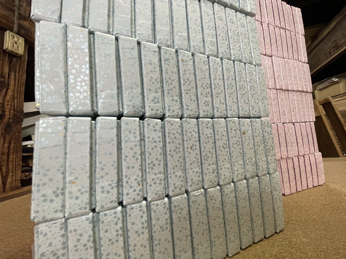 季節先取り春色のパッケージ。
何とか年末の納品に間におうて良かった…

もしかしたら、これで仕事が納まったんとちゃうん！

#貼り箱 #和紙製品 #花小紋 #手仕事