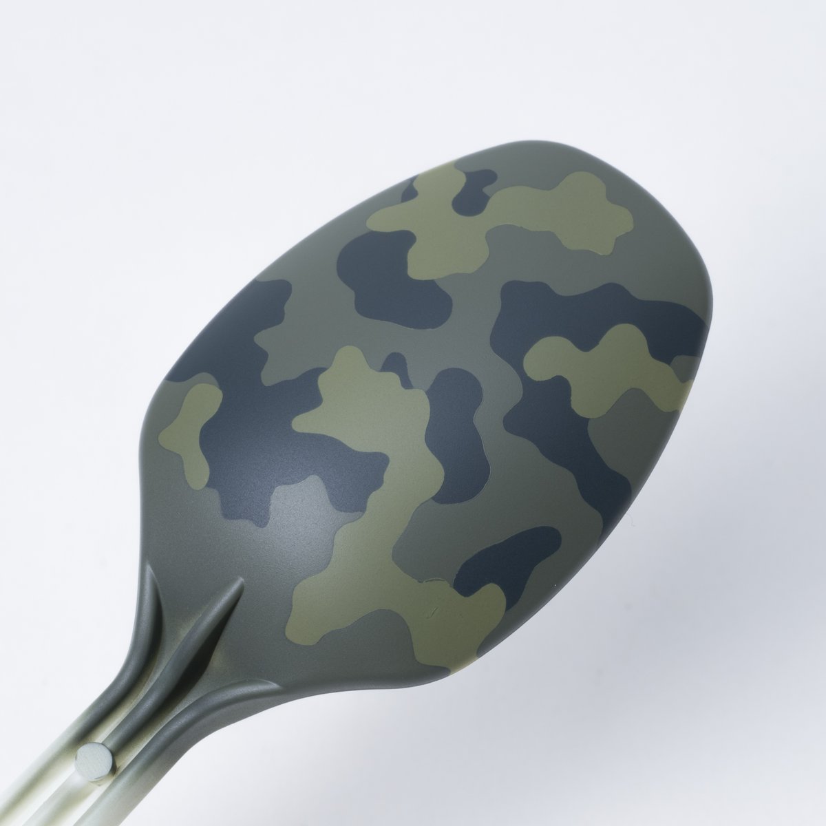 試験中のクラウド迷彩用マスキングシール MIL版。現行のはポップに寄せた作りなので、ミリタリーに寄りにしたものを試験中です。216 FS34102 グリーン、C14 ネイビーブルー、215 FS34079 ダークグリーンの順番で塗装。このネイビーブルーは濃緑に囲まれると暗いグレーに見えるのでいい具合になります。