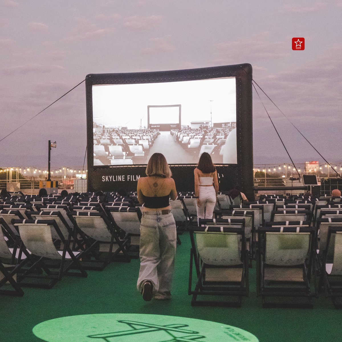 reviewchiangmai's tweet image. 🎬✨มาส่งท้ายเดือนธันวาคม กับงาน Skyline Film Chiangmai – ดูหนังบนดาดฟ้า ชวนชาวเชียงใหม่มาเอนหลัง ใส่หูฟัง แล้วปล่อยใจไปกับการดูหนังบน Rooftop🌌(มีต่อ)

#SkylinefilmCNX #skylinefilmchiangmai #CentralChiangmai #OnlyatCentralChiangmai #เซ็นทรัลเชียงใหม่ #รีวิวเชียงใหม่