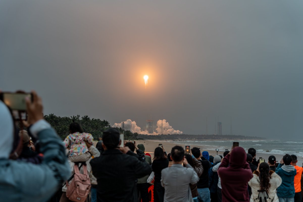 HainanToday's tweet image. China launched a Long March-8A carrier rocket on Friday from south China's Hainan commercial spacecraft launch site, successfully sending the 17th group of low-orbit internet satellites into planned orbit. #China #rocketlaunch #HainanFTP
📸Mao Zehao