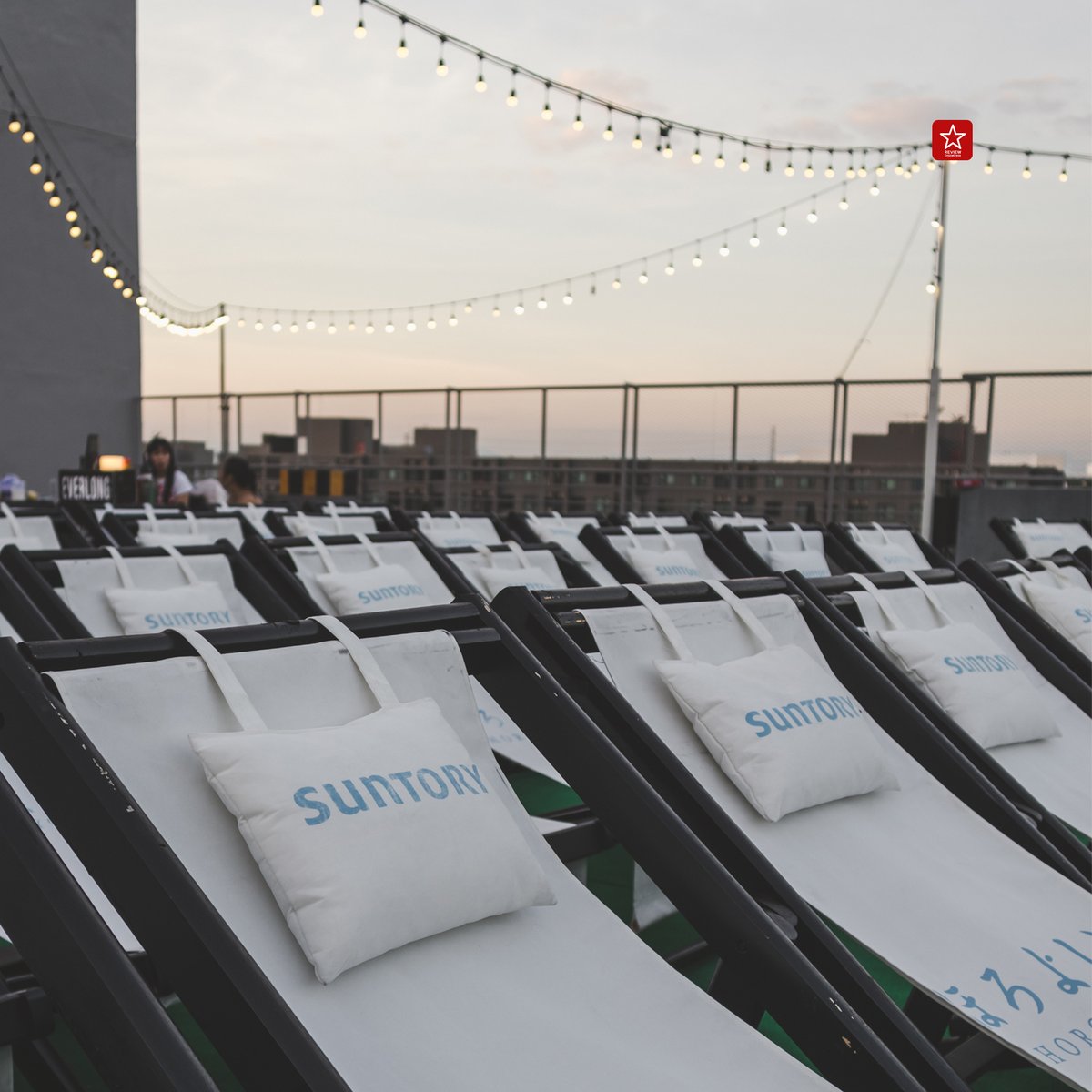 reviewchiangmai's tweet image. 🎬✨มาส่งท้ายเดือนธันวาคม กับงาน Skyline Film Chiangmai – ดูหนังบนดาดฟ้า ชวนชาวเชียงใหม่มาเอนหลัง ใส่หูฟัง แล้วปล่อยใจไปกับการดูหนังบน Rooftop🌌(มีต่อ)

#SkylinefilmCNX #skylinefilmchiangmai #CentralChiangmai #OnlyatCentralChiangmai #เซ็นทรัลเชียงใหม่ #รีวิวเชียงใหม่