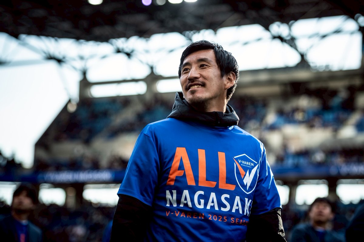 v_varenstaff's tweet photo. 🔷🔶
縦横無尽に駆け抜けた6年間ー。

ピッチ上では攻守両面で魅せる、献身的なハードワークと左足のキックを生かしたゲームメイクが記憶に残ります。

普段から誰に対しても、優しさで包み込んでくれる人柄で、『マサルさん』『マサルくん』とチームメイトやスタッフ、ファン・サポーターから本当に愛される存在でした。

在籍期間は、昇格にあと一歩届かないシーズンが多く、何度も悔しさを味わってきましたが、2025シーズン『J1昇格』の景色は間違いなく"6年分の想い"が昇華され、共に掴んだ最高の瞬間でした。

これからもサッカー愛する仲間として、マサルさんが全力でピッチで戦い続ける姿を長崎の地から応援しています。

また、長崎でお会いできる日を楽しみにしています！

V・ファーレン長崎と共に6年間を歩み、長崎の街のために戦ってくれて本当にありがとうございました🤝🔷🔶

#vvaren #加藤大 #ありがとう