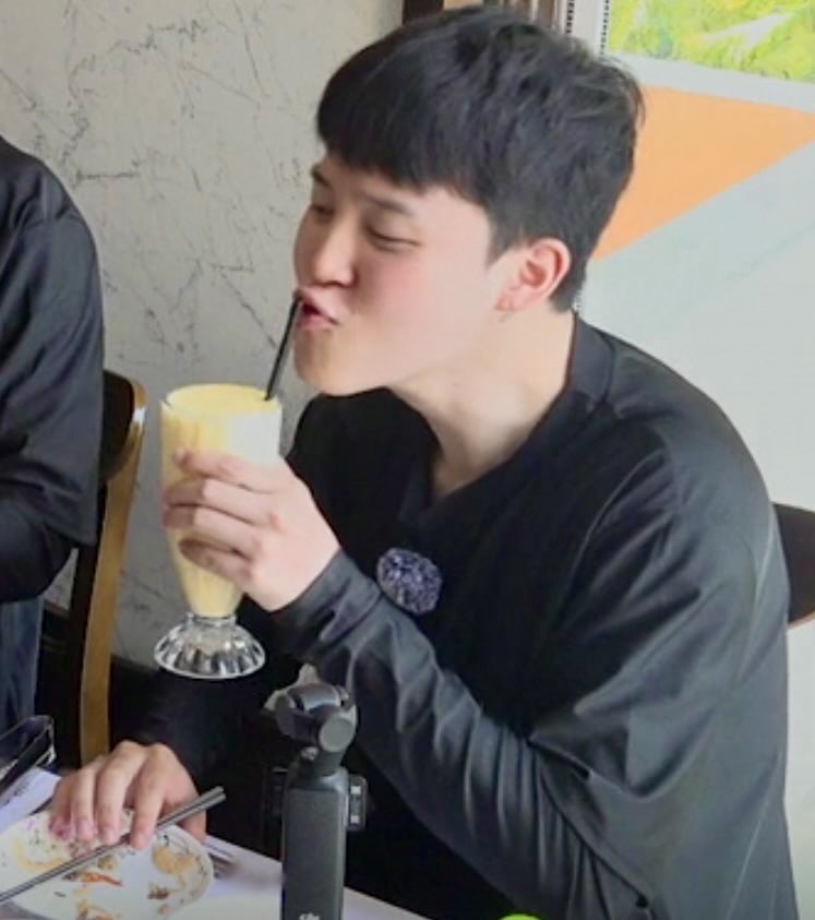 DawnieJiminie's tweet image. This moment when Jimin almost managed to sip on the mango juice but got caught by the staff is hilarious 🤣 He hasn’t played the games yet hence wasn’t supposed to drink it! Naughty naughty Jimin 😈😂😅