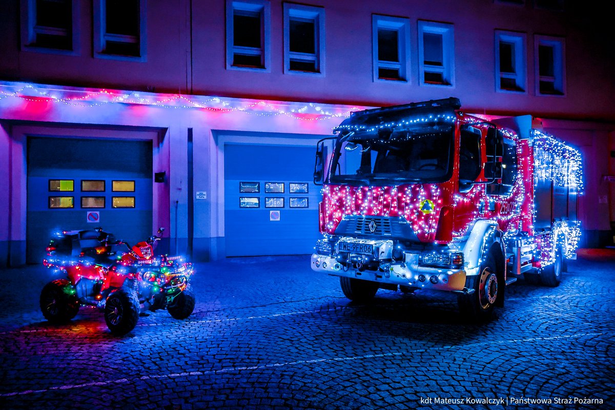 remizacompl's tweet photo. Tradycja to tradycja :) Przed Szkołą Aspirantów PSP w Krakowie pojawiły się dwa pojazdy w świątecznej wersji. https://t.co/DDvAKsifO9