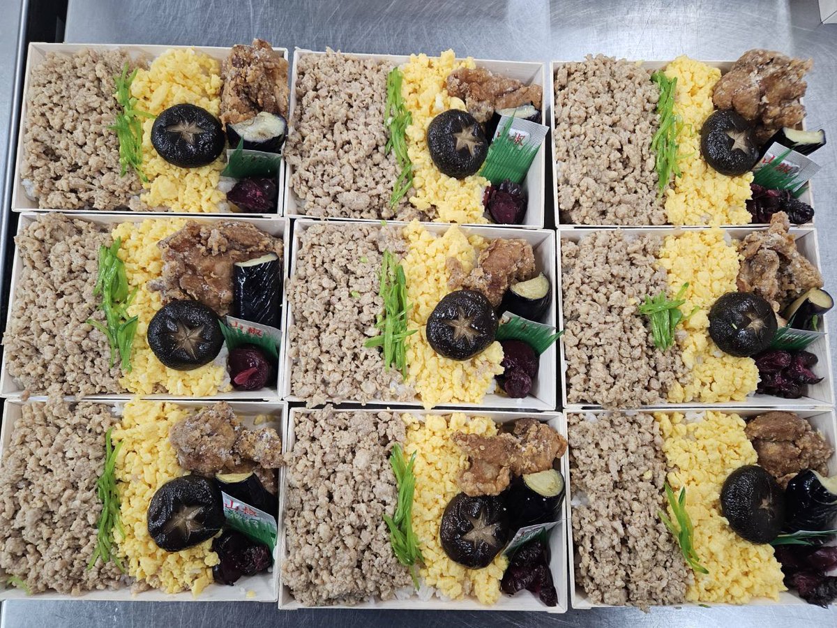 12/27(土)メニューです♪ 鶏そぼろ ¥1100 海鮮 ポキ 鶏南蛮 ¥1200 鰻重