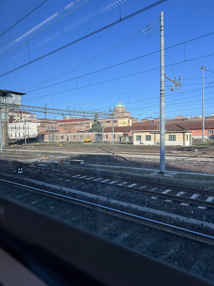 DottOlivieri's tweet photo. Anche il 26 dicembre…in treno 🚂 

Buone feste 💫

#BuongiornoATutti 
#viaggiointreno https://t.co/LtJPRcswar