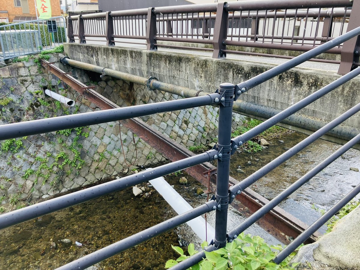 京都市内で溝付きレールを発見。 市電のものかな？